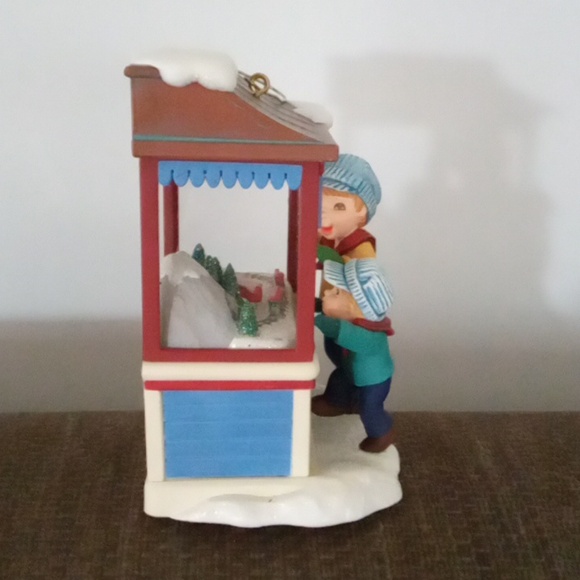 Hallmark Keepsake Ornament Club 2007 Christmas Window - Picture 3 of 8